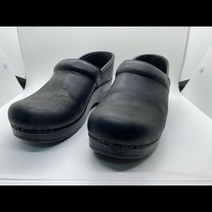 Soft black leather Dansko clogs 7.5 38